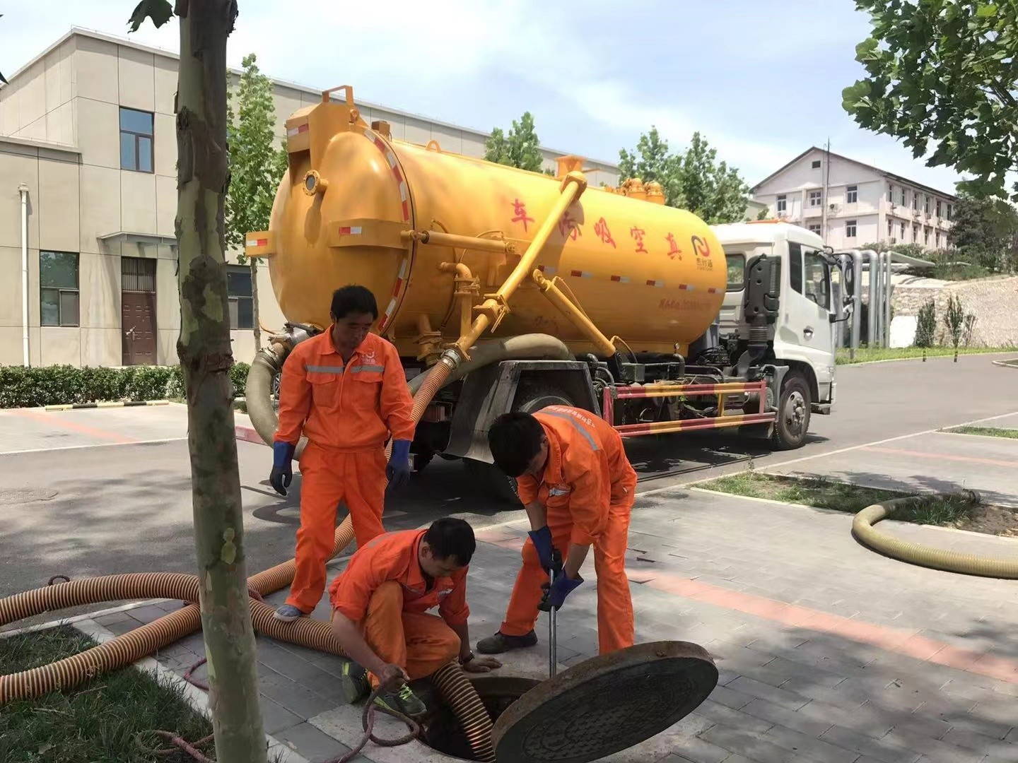 辰溪管道疏通车停在窨井附近