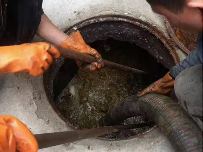 辰溪清理化粪池时如何避免沼气的危害？